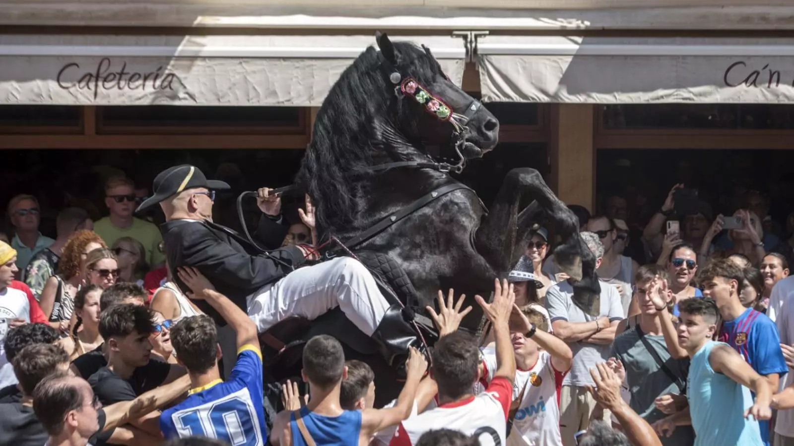 El Caixer David Caules amb el cavall a la plaça del Jaleo.