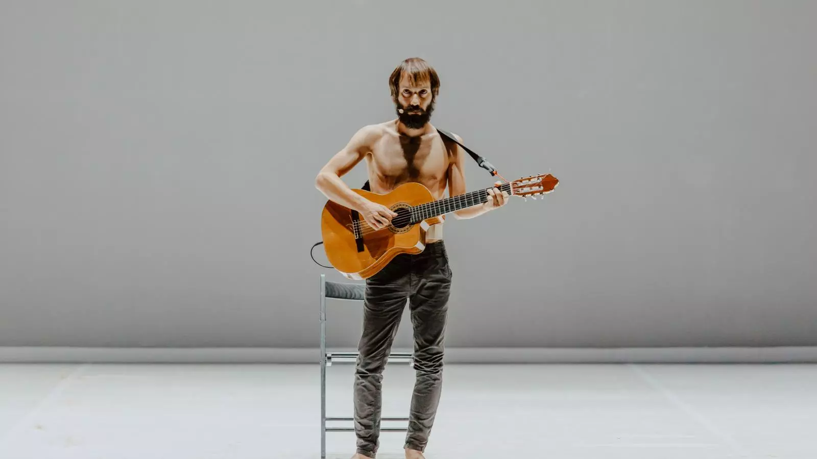 Enric Montefusco durant la presentació a Vic de l'espectacle 'Viaje al centro de un idiota'