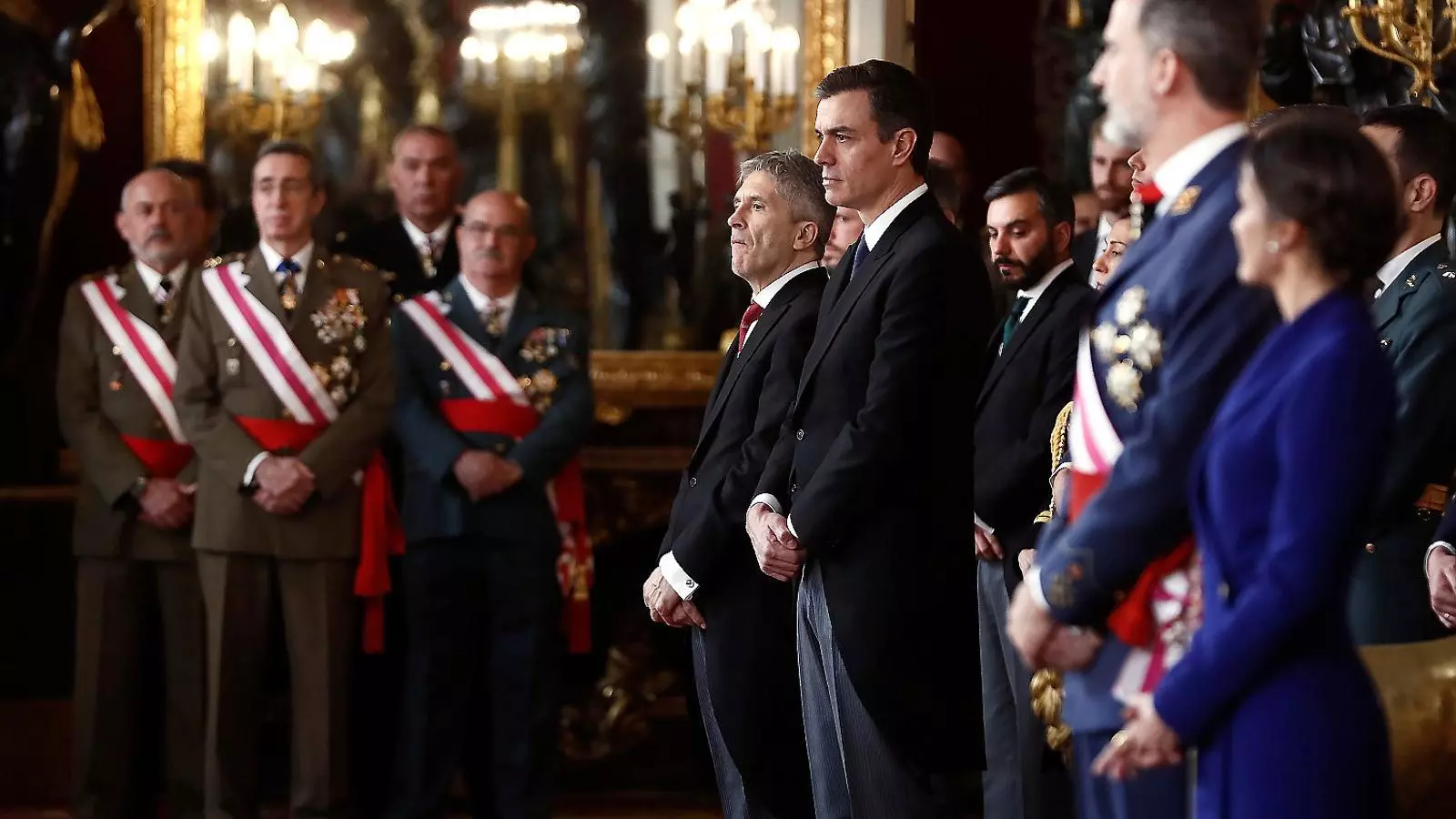 El president del govern espanyol, Pedro Sánchez, i el conseller de l’Interior, Fernando Grande-Marlaska, davant de càrrecs de l’exèrcit durant la celebració de la Pasqua Militar.