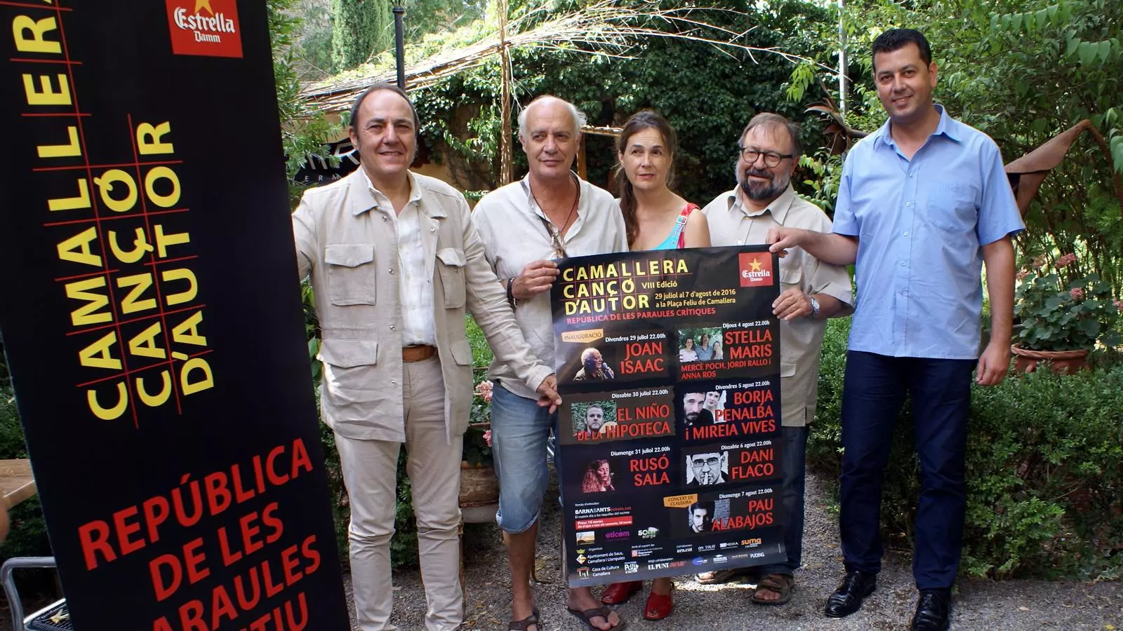 El director del festival Camallera Cançó d'Autor, Pere Camps, acompanyat dels artistes Joan Isaac i Mercè Poch, juntament amb altres autoritats del municipi / ACN