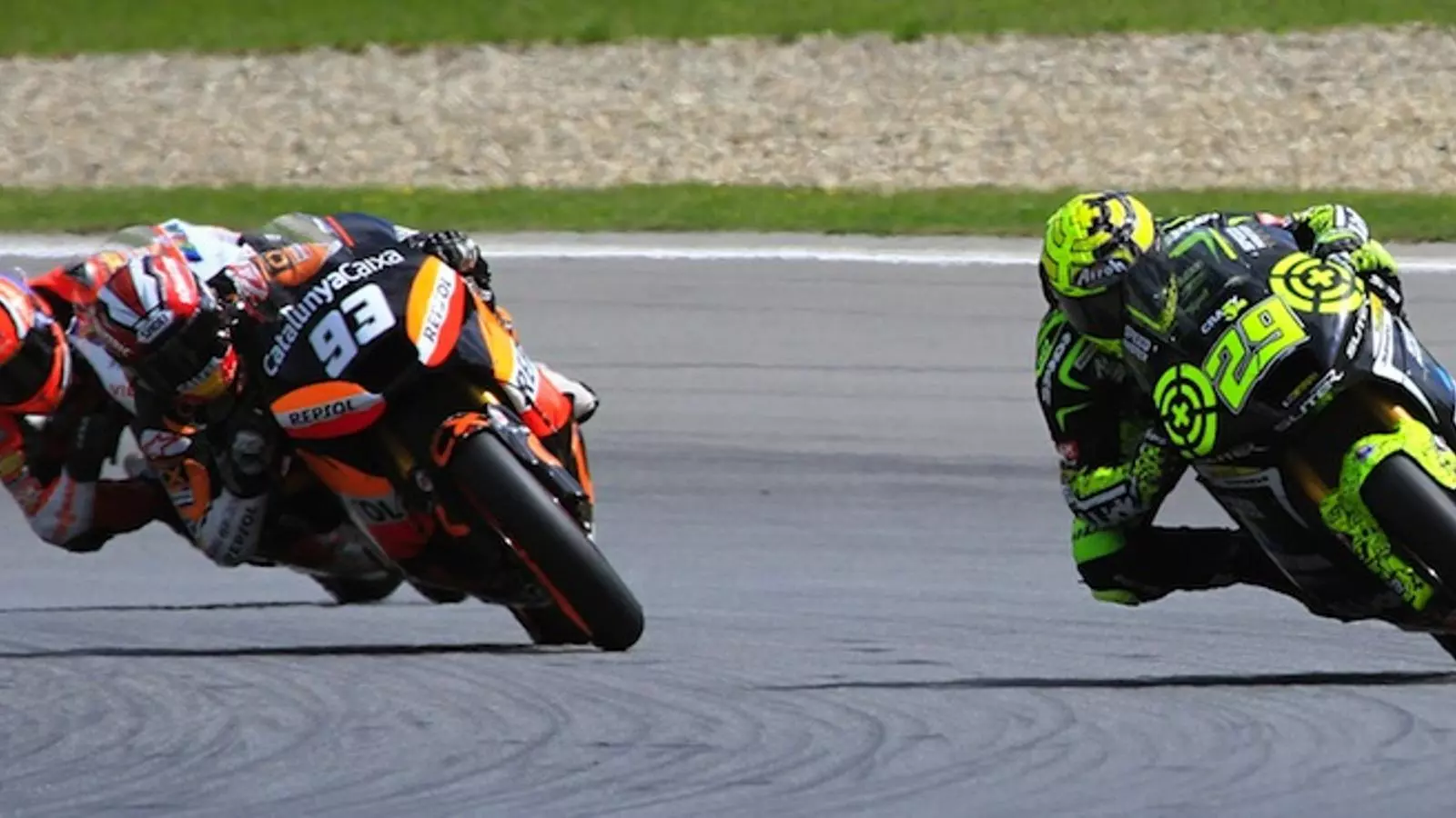 Bradl (esquerra), Márquez, (centre) i Iannone a l'últim revolt de Brno