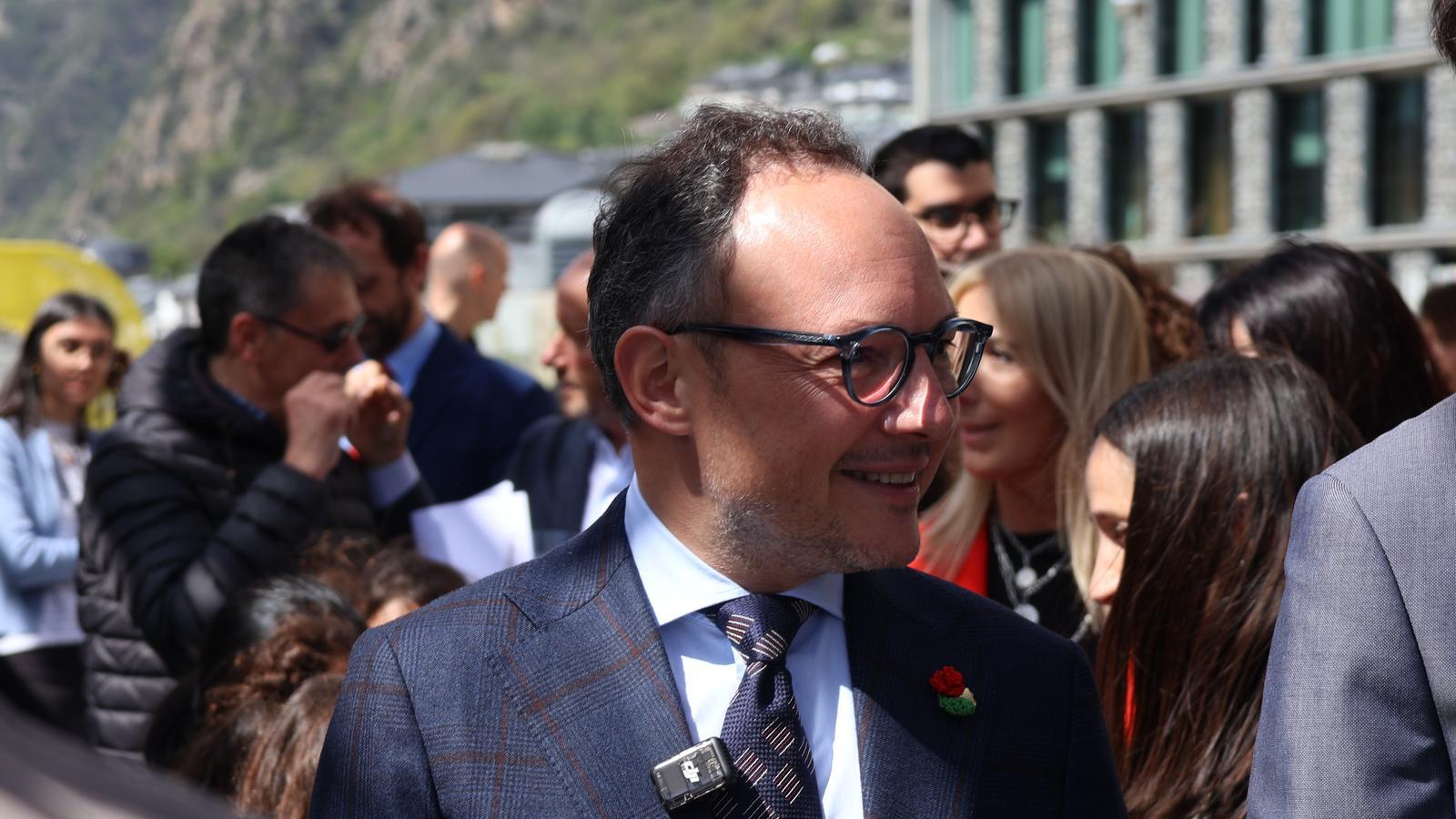 El cap de Govern, Xavier Espot, a la fira del llibre i la rosa d'Andorra la Vella.