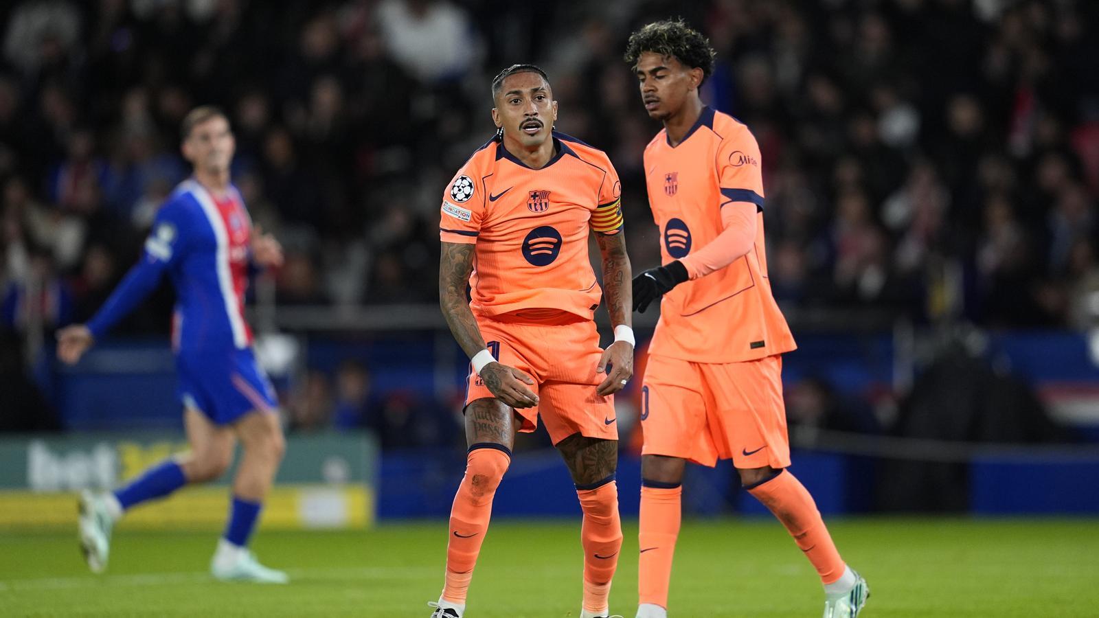 Raphinha y Lamine Yamal se lamentan durante el partido de Liga de Campeones contra el PSG.