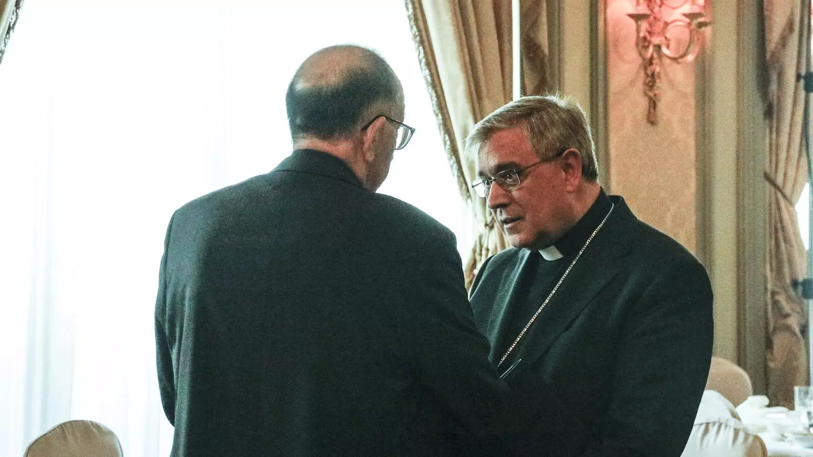L'abat de Montserrat, Josep Maria Soler, conversant amb l'rquebisbe de Barcelona, Joan Josep Omella, en una imatge d'arxiu / ACN