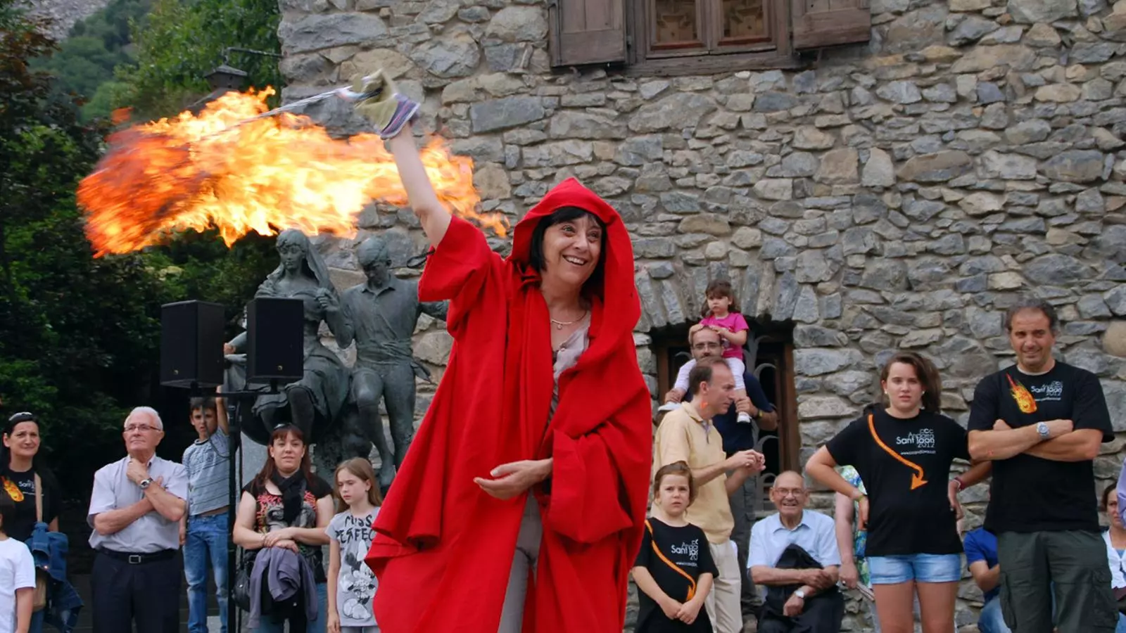El nou fallaire major de la capital, Faust Campamà, fent rodar una de les falles aquest 23 de juny a la tarda en la rebuda de la Flama del Canigó a la plaça del Consell General.