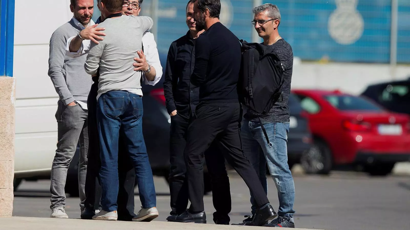 Quique Sánchez Flores, exentrenador de l’Espanyol, acomiadant-se ahir dels seus col·laboradors.