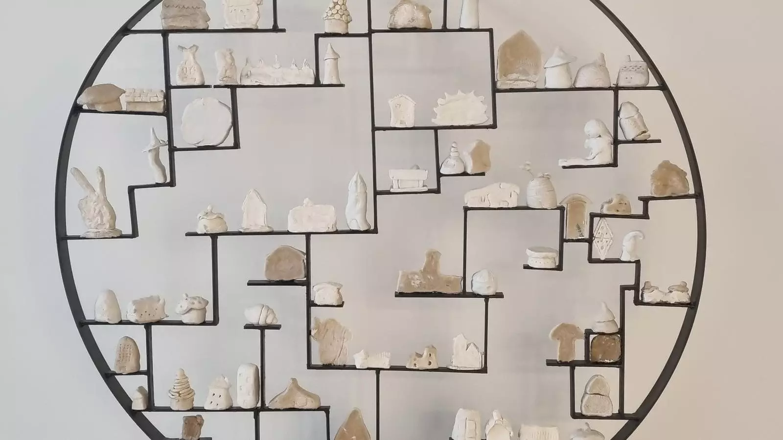 L'obra 'Carrers buits, ments ocupades', de l'artista Emma Regada.