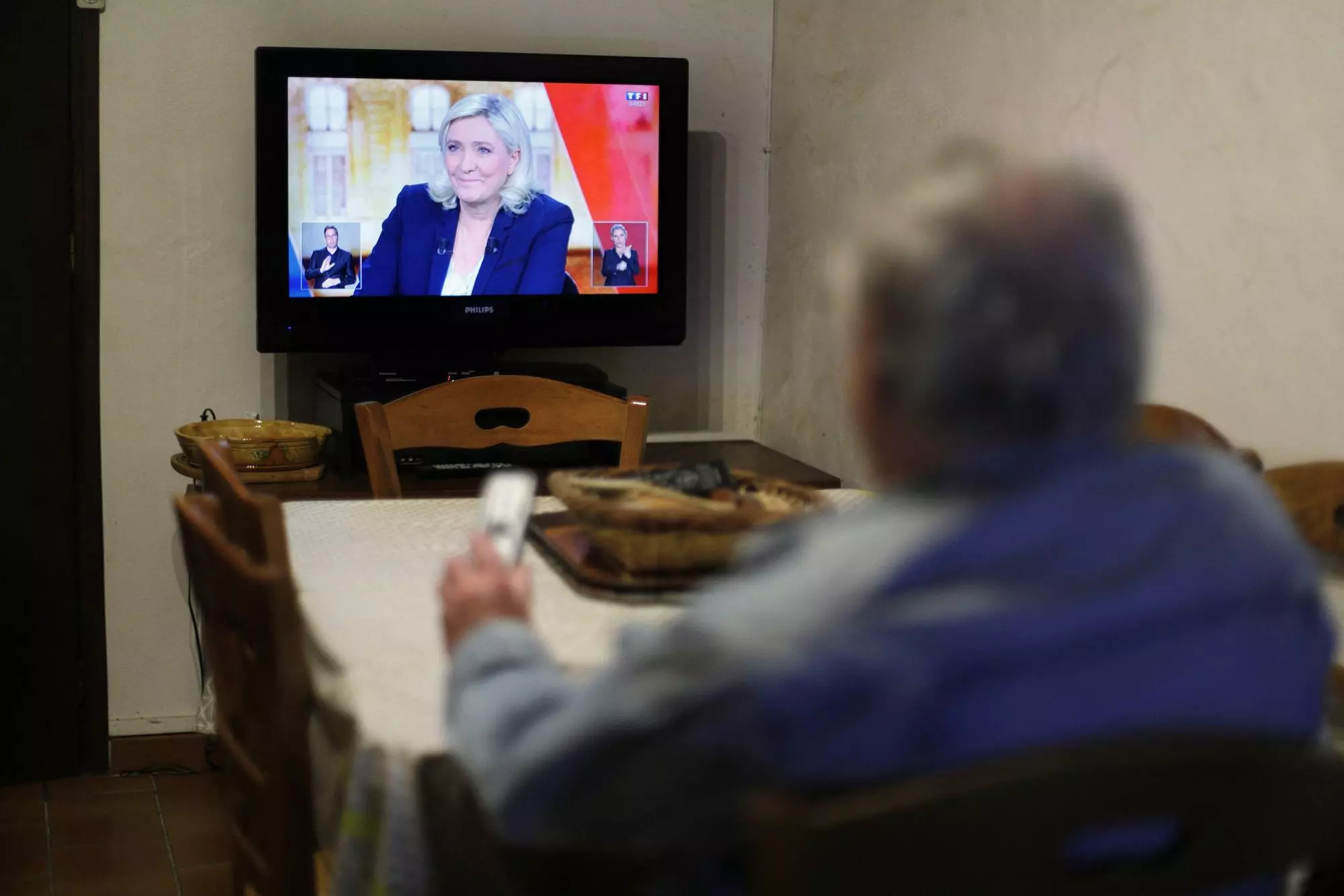 Un home seguint el debat.