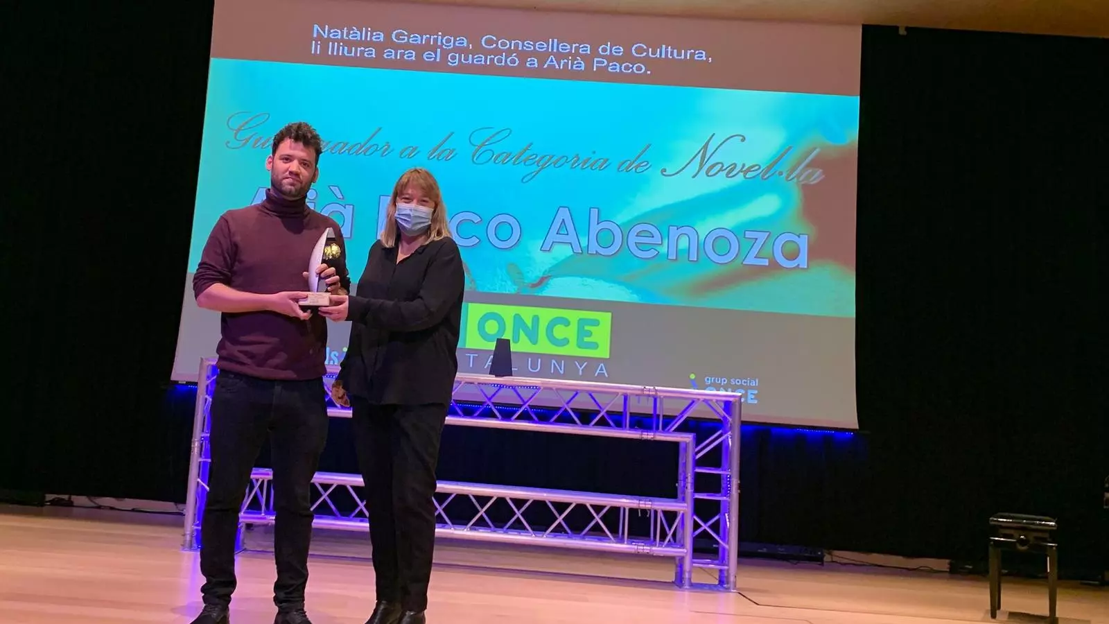 El guanyador del Premi Roc Boronat, Arià Paco, i la consellera de Cultura, Natàlia Garriga