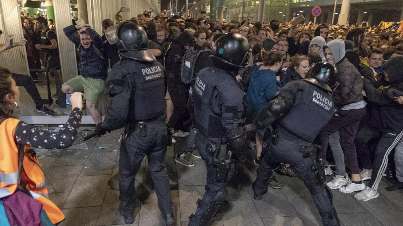 Enfrontaments entre manifestants i Mossos a l'aeroport del Prat de Barcelona durant les protestes contra la sentència del procés