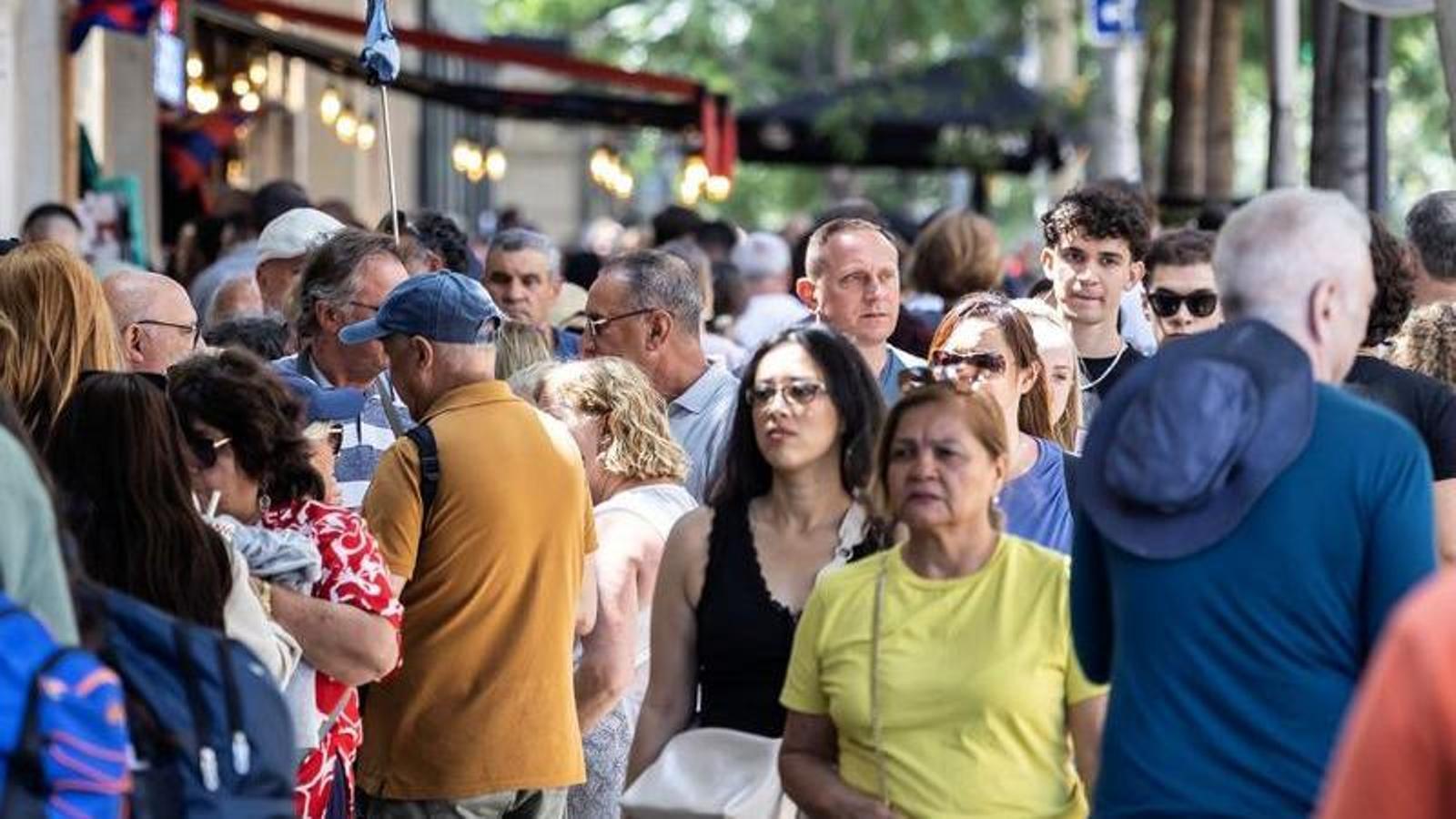 Turistas desbordan la calle Mallorca de Barcelona.