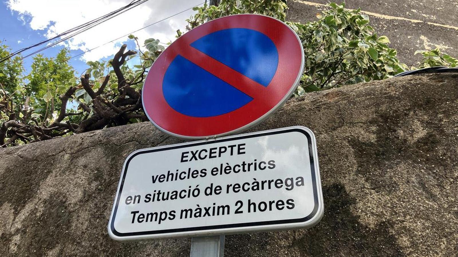Aparcamiento para carga de coche eléctrico.