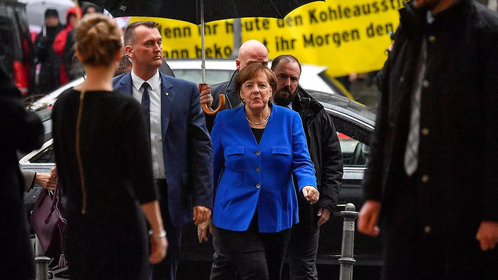 La cancellera, Angela Merkel, arribant ahir a la cimera a tres bandes de Berlín.