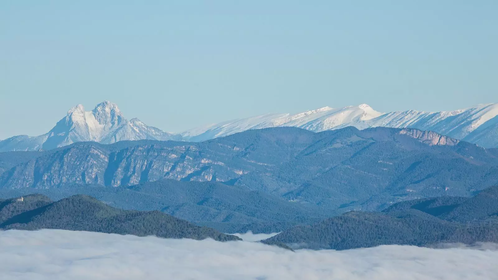 El Pedraforca i el Cadí emblanquinats per la nevada de les últimes hores, vistos des de Bellmunt (Osona)