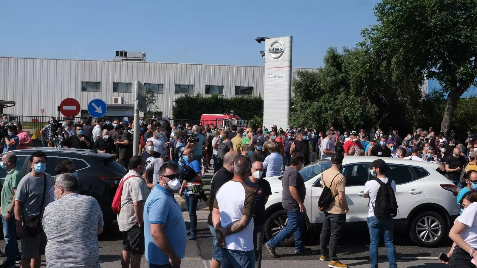 Els treballadors de Nissan han rebut la notícia concentrats a la porta de la planta de la Zona Franca i de les altres plantes.