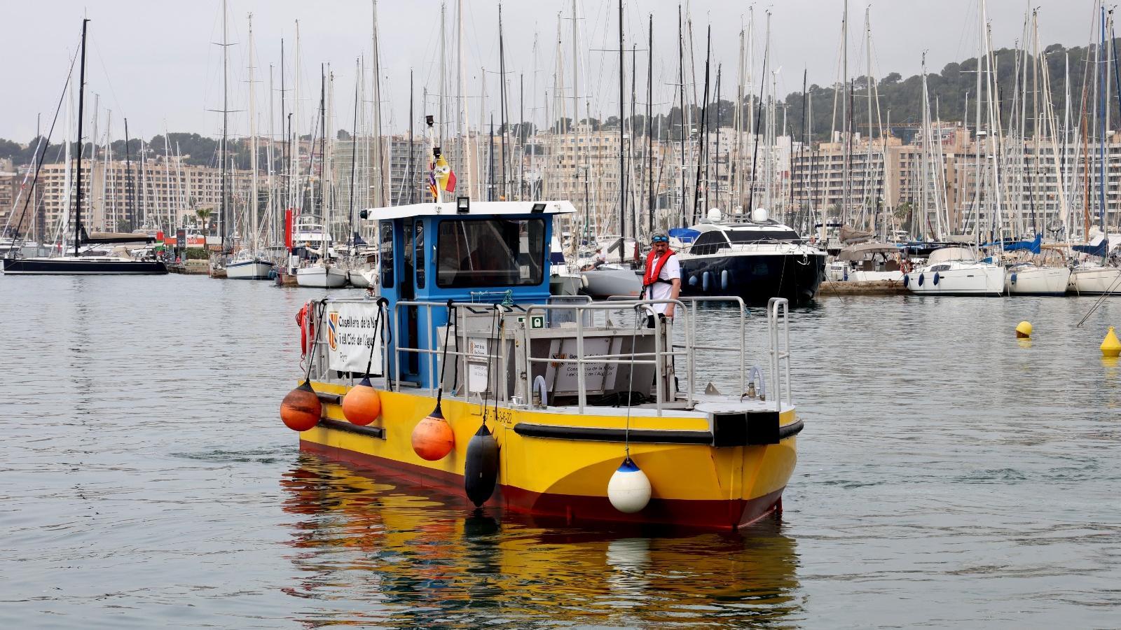 Eines der Boote, das am Küstenreinigungsdienst auf den Balearen teilnimmt.