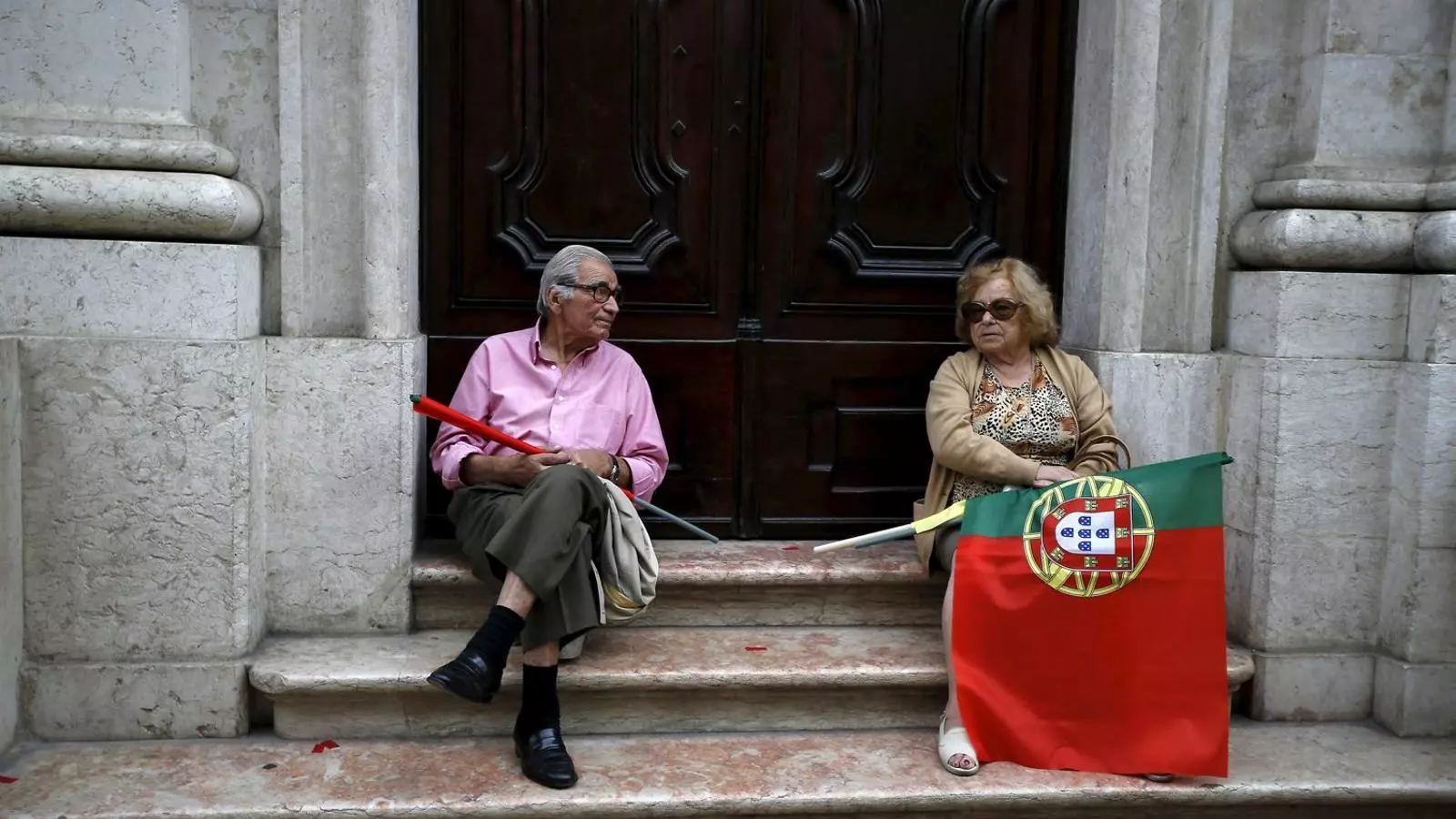 PORTUGAL, A LES URNES Dos simpatitzants comunistes esperant l’arribada del seu líder.