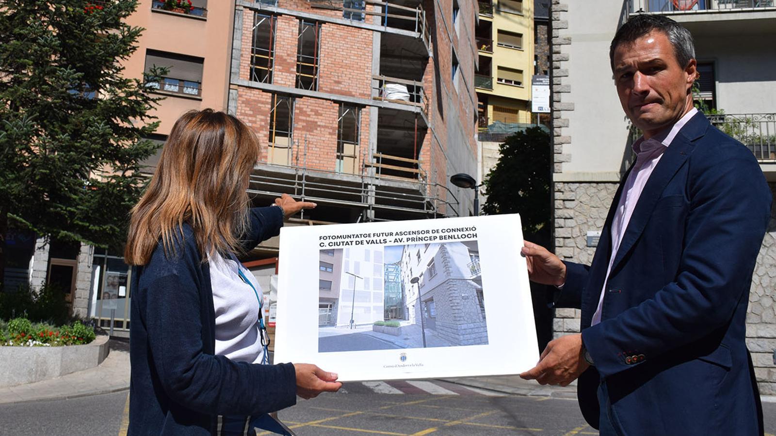 Els cònsols d'Andorra la Vella, Conxita Marsol i David Astrié, mostren la imatge de com quedarà l'ascensor.