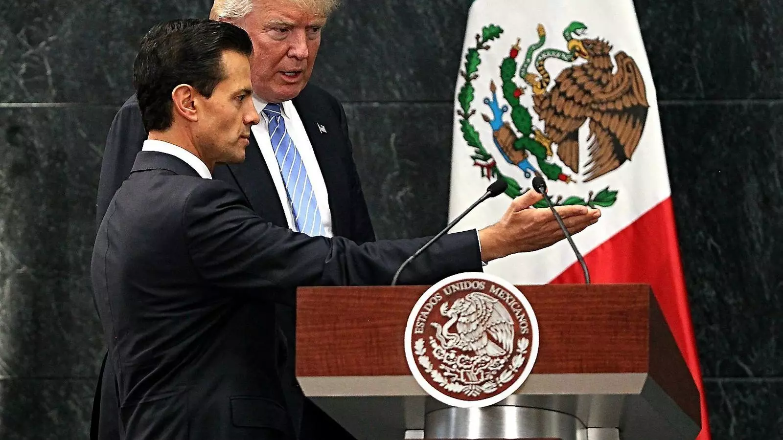 El president Peña Nieto cedint el pas al candidat Trump en la seva compareixença ahir al palau presidencial de Ciutat de Mèxic.