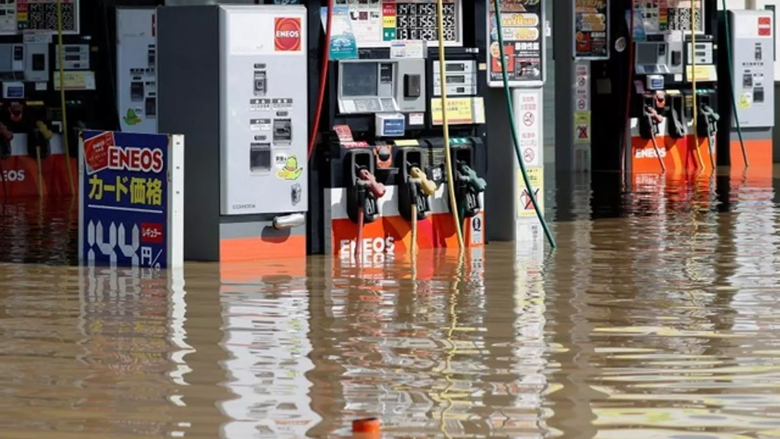 Gasolinera totalment inundada a Mabi, a l'àrea de Kurashiki / REUTERS/Issei Kato