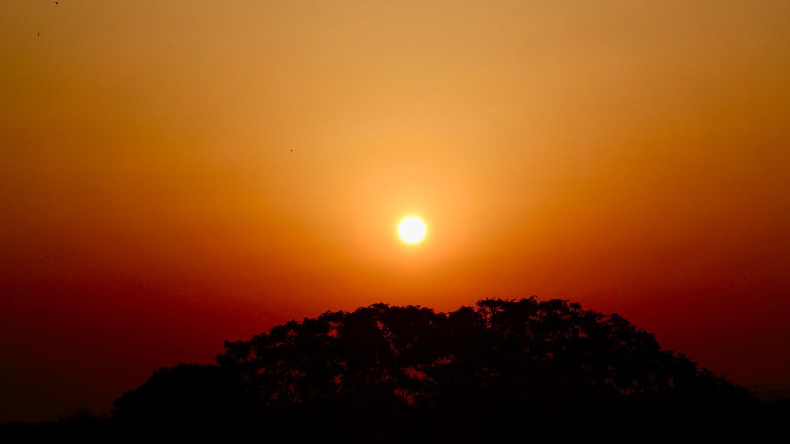 Salida de sol radiante en Ivars d'Urgell, en el Pla d'Urgell.