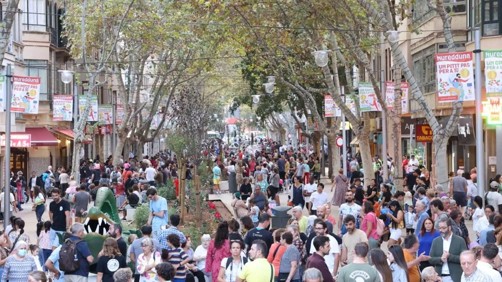 El carrer Nuredduna ple de gent en el dia de la seva inauguració com a eix cívic.