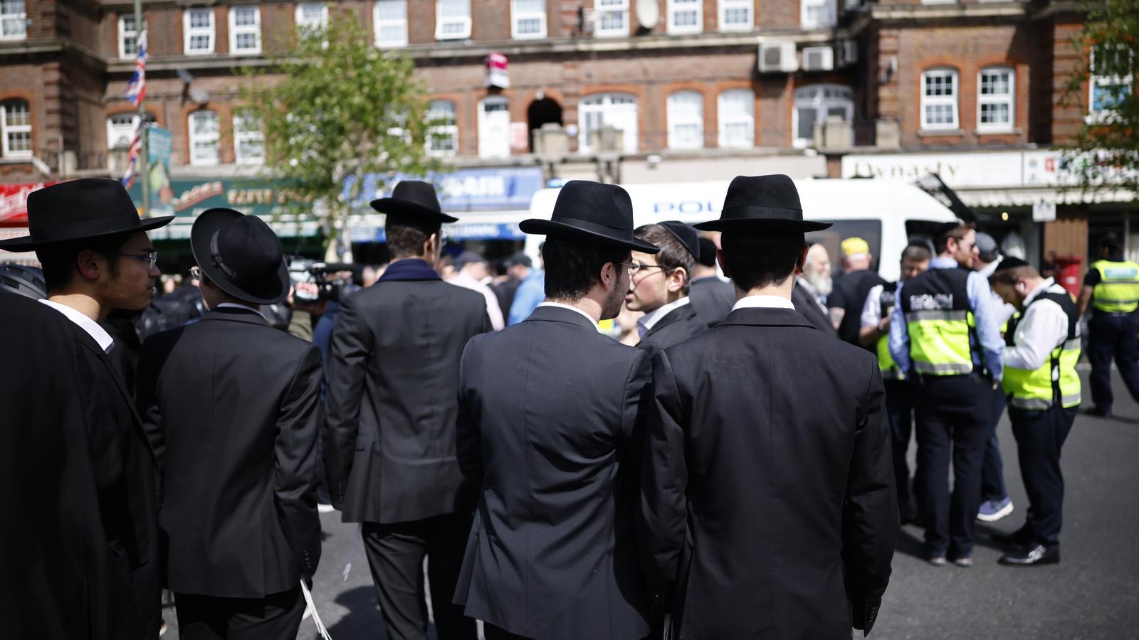 Miembros de la comunidad judía en el lugar de los hechos, en el barrio de Golders Green, en el norte de Londres.