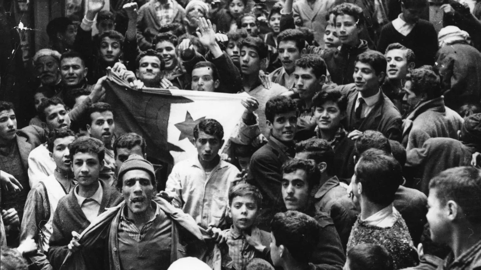 Un grupo de jóvenes argelinos celebran el alto en el fuego decretado el enero del 1962 en Argel