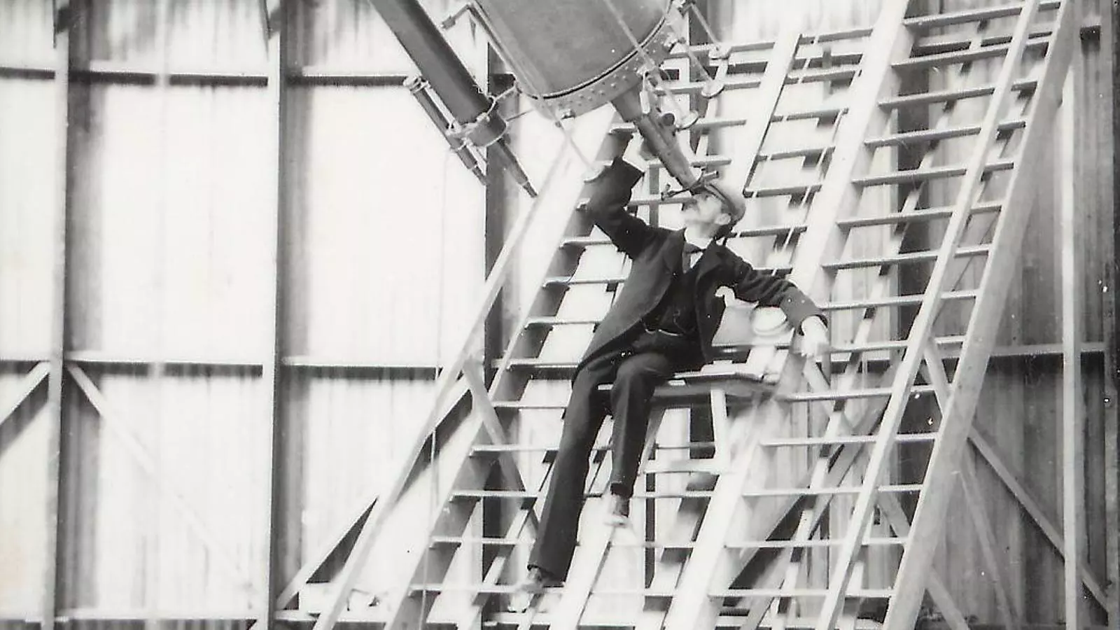 L’astrònom Percival Lowell
Observant a través del seu telescopi.