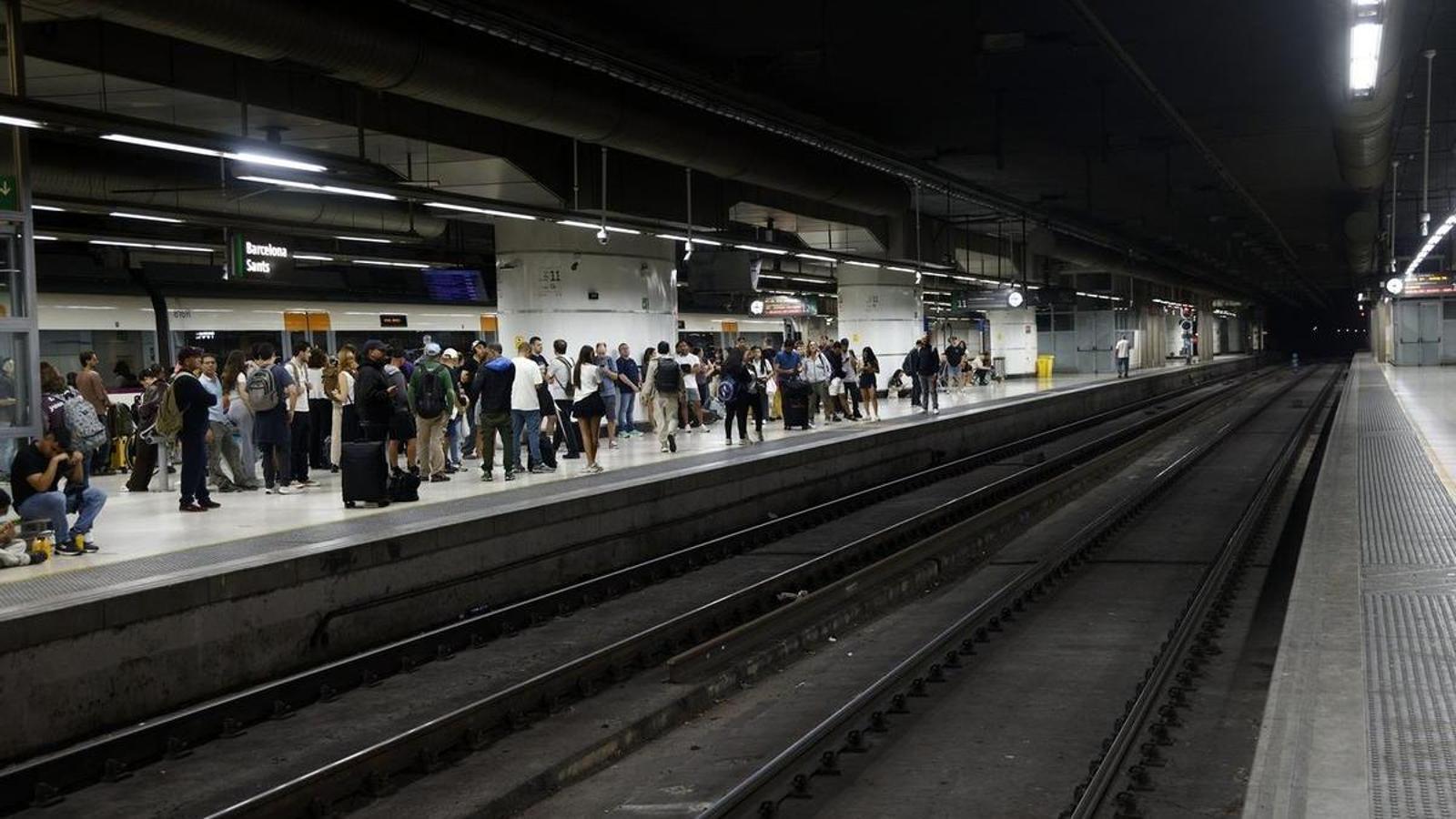 Los andenes de Cercanías de la estación de Sants, sin trenes, el miércoles por la mañana.