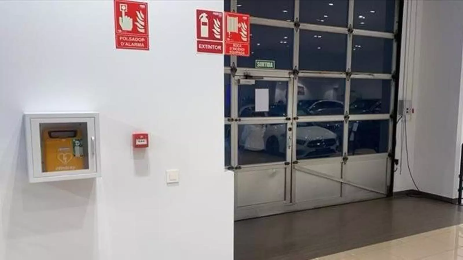 Un dels desfibril·ladors instal·lats a Pyrénées Motors.