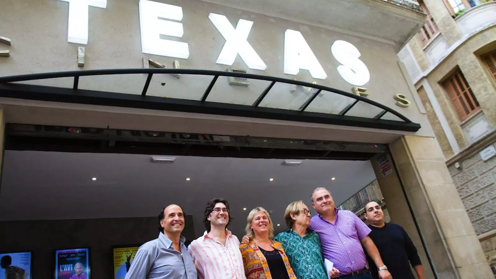 Ventura Pons (4rt per l'esquerra) amb l'equip dels nous Cinemes Texas