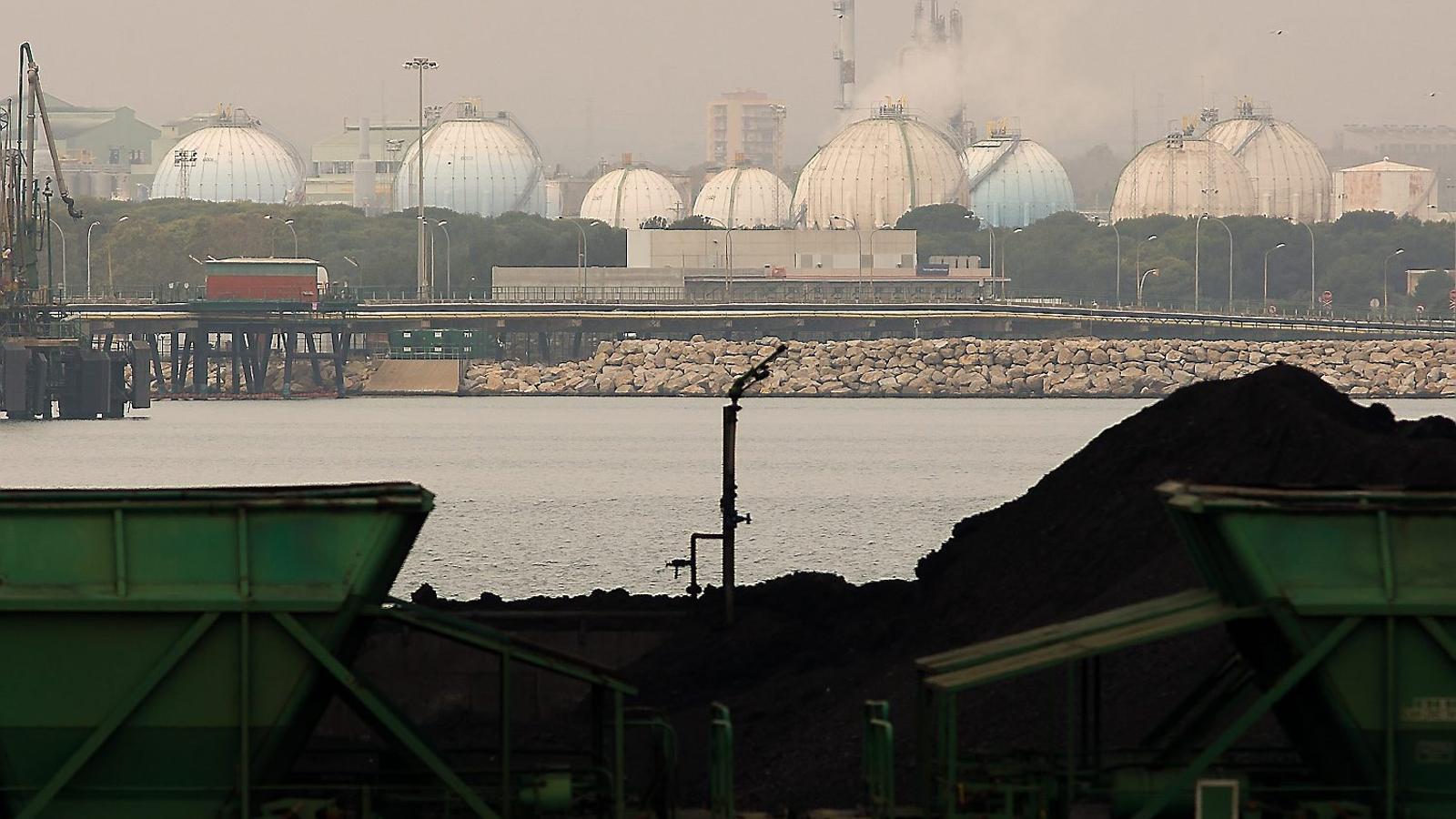 El polígono petroquímico de Tarragona en total genera trabajo para cerca de 30.000 trabajadores.