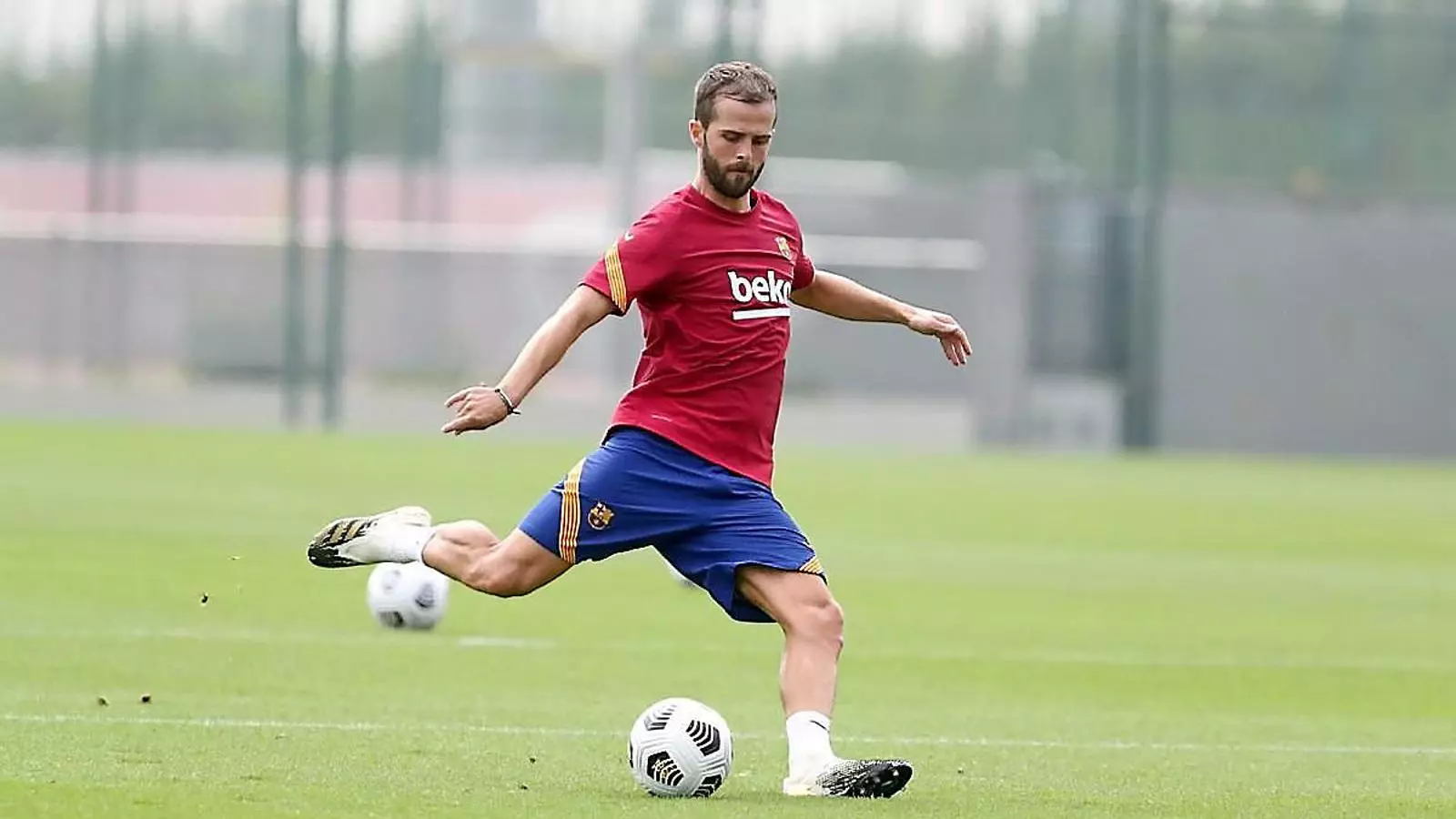 Miralem Pjanic en un entrenament a la Ciutat Esportiva. El bosnià pot tenir els seus primers minuts com a blaugrana al Gamper.