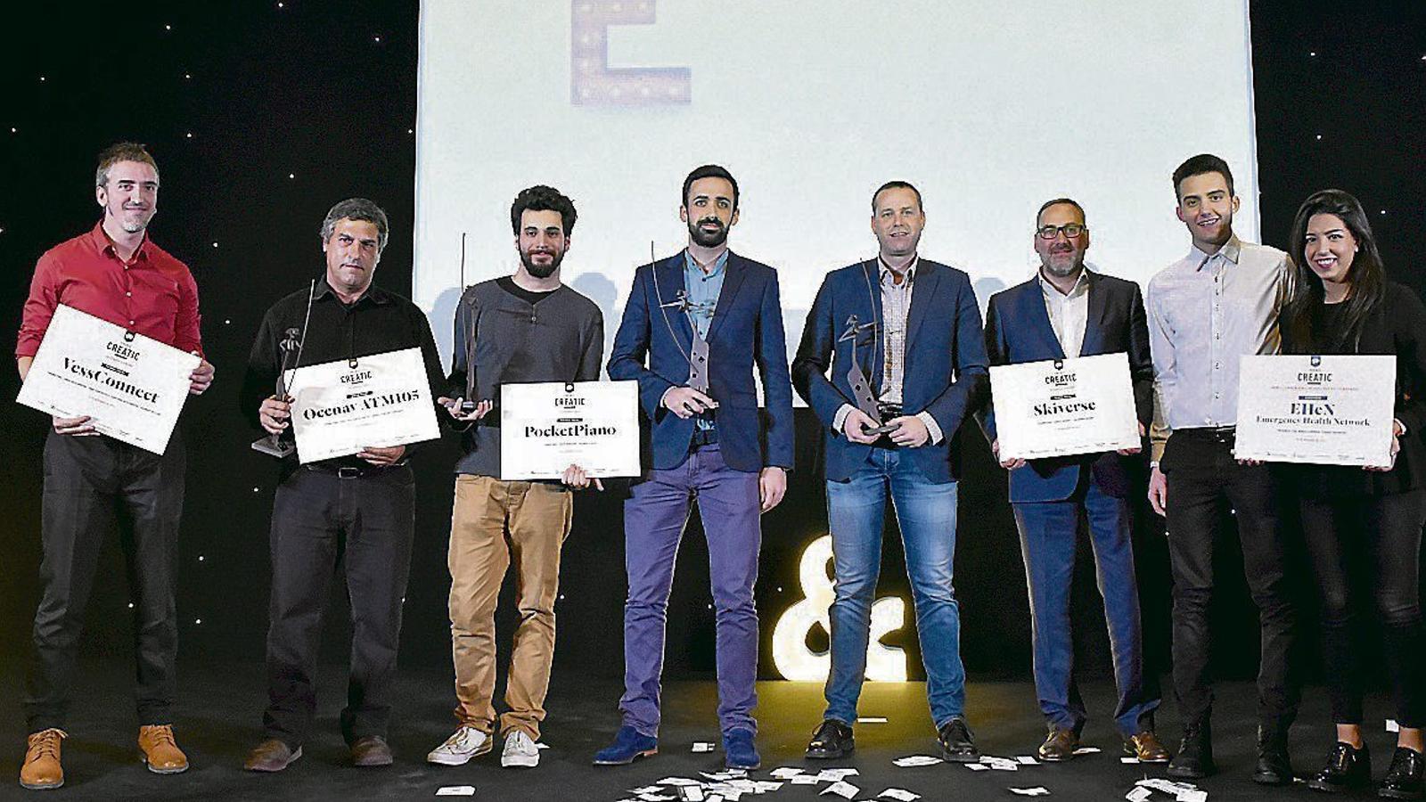 Foto de grup dels representants dels diferents projectes guanyadors dels premis Creatic  en l’edició del 2016.