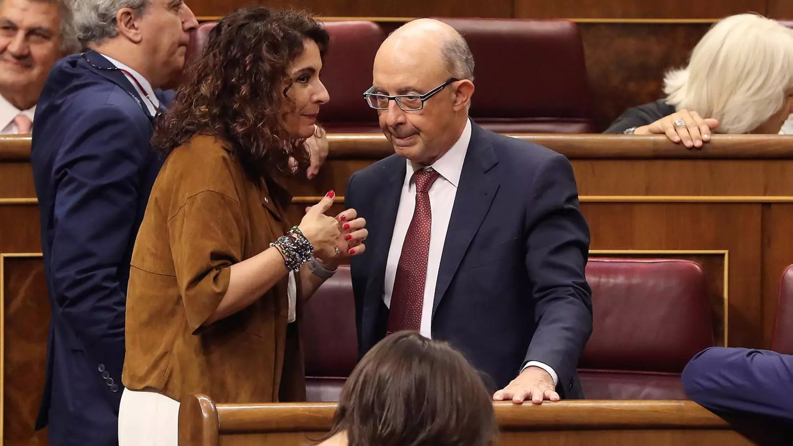 La ministra d’Hisenda, María Jesús Montero, amb el seu predecessor, Cristóbal Montoro, durant el debat a finals del juny passat dels pressupostos al Congrés.