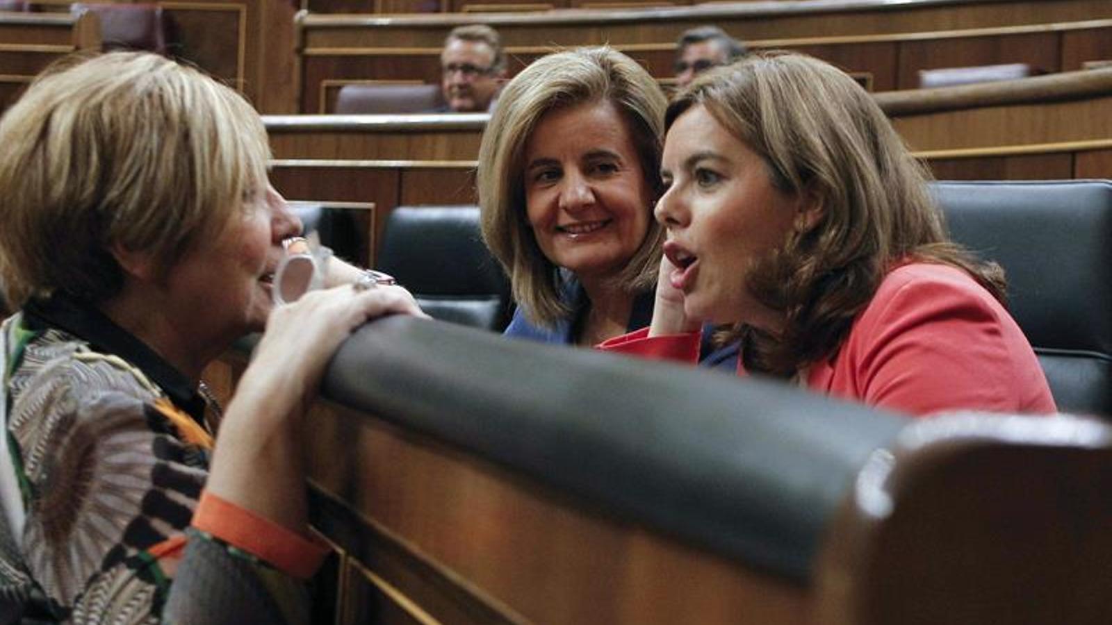 La vicepresidenta del govern espanyol, Soraya Sáenz de Santamaría, aquest dimarts al Congrés durant el debat dels pressupostos generals de l'Estat pel 2016 / EFE