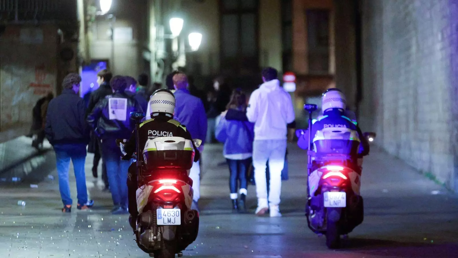 Dues motos de la Guàrdia Urbana de Barcelona desallotjant durant aquesta matinada de Cap d'Any.
