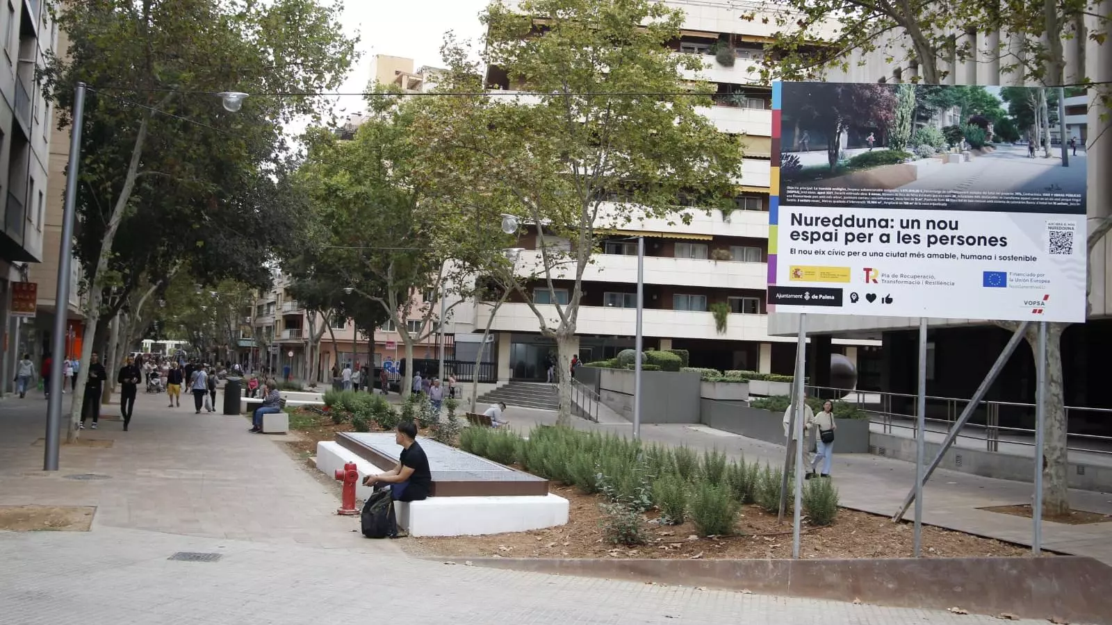 El carrer de Nuredduna es converteix en una zona per a vianants.