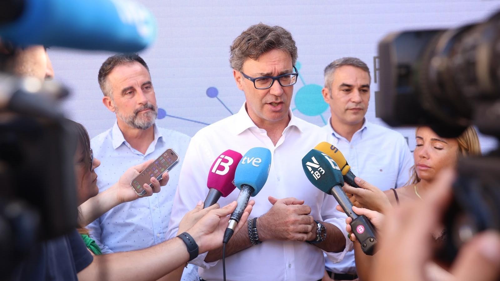 El vicepresidente Antoni Costa y el consejero de Vivienda José Luis Mateo esta mañana