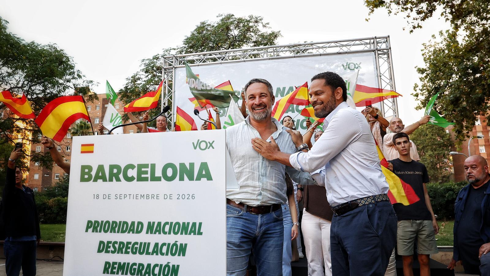 El presidente de Vox, Santiago Abascal, con el secretario general, Ignacio Garriga, en el acto de este viernes en Barcelona.