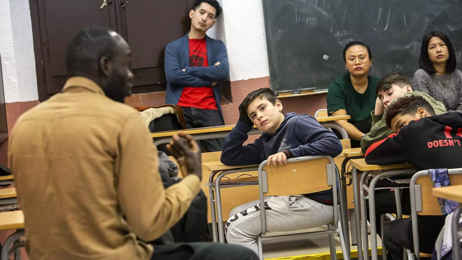 Els alumnes de l’IES Verdaguer escolten atents la història del Lamine, un immigrant sense papers.