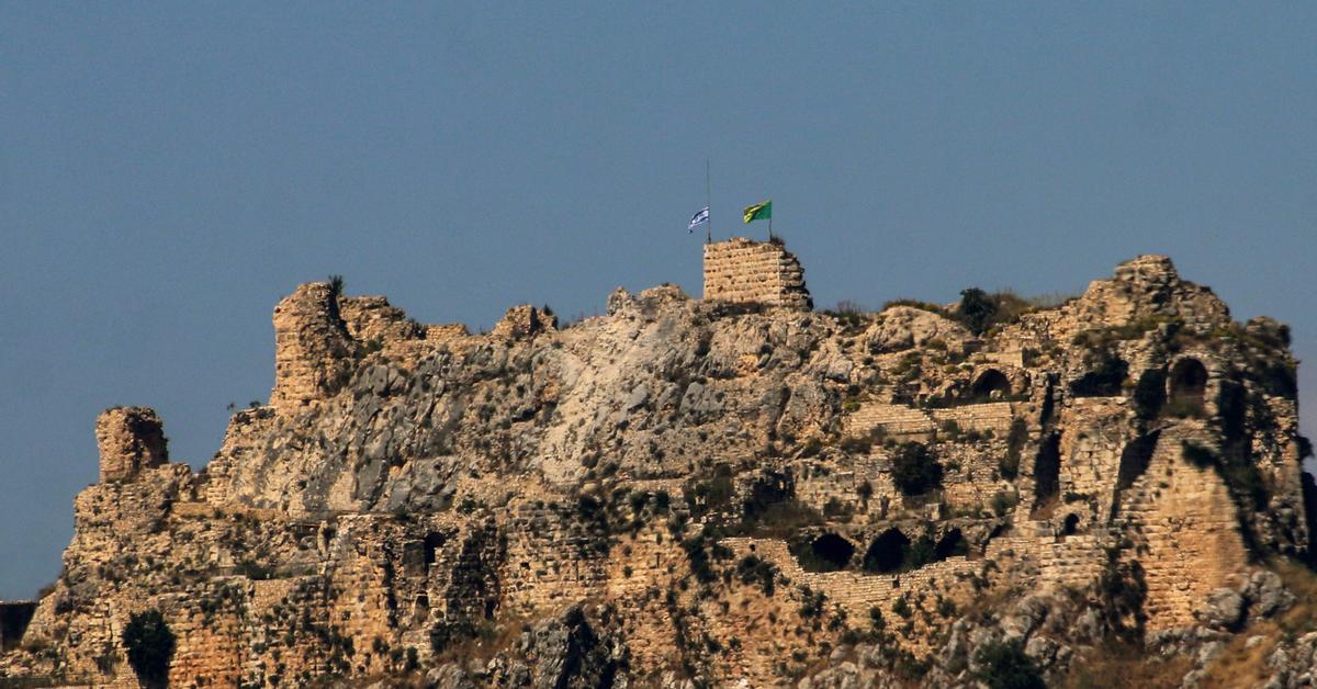 Israel ha pres el control aquest diumenge de l'històric castell de Beaufort, situat al sud del Líban, just al nord del riu Litani, i considerat un lloc especialment ...