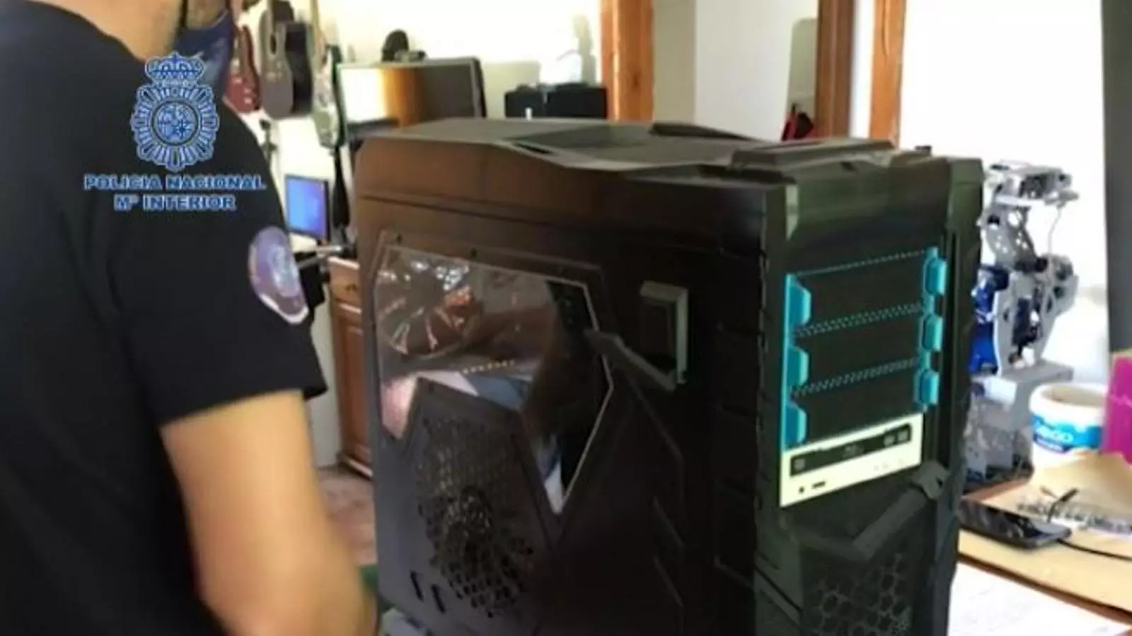 Moment en que l'agent de la Policia Nacional inspecciona l'ordinador.
