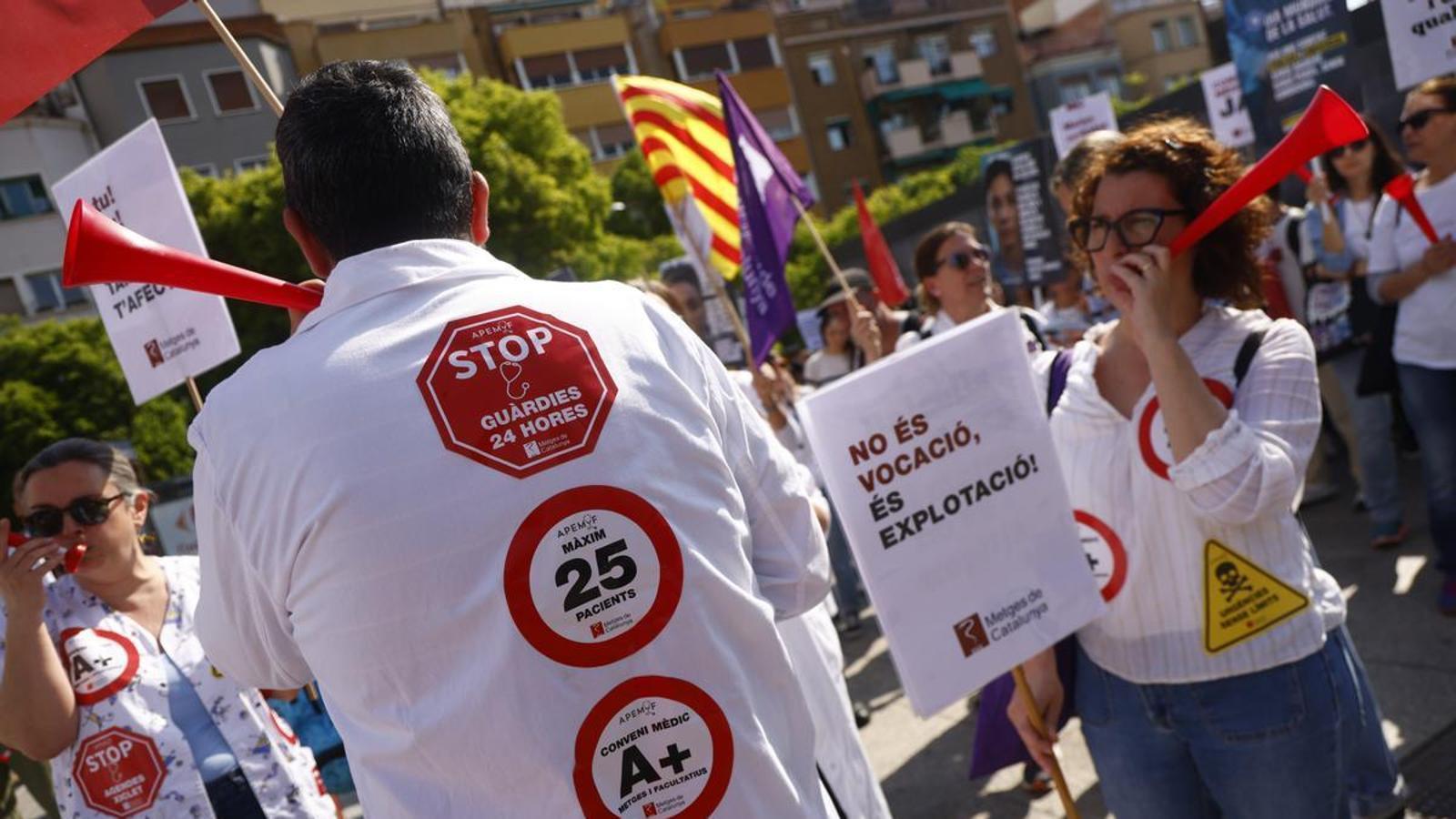 Demonstration of doctors on Monday, April 27 in Barcelona.