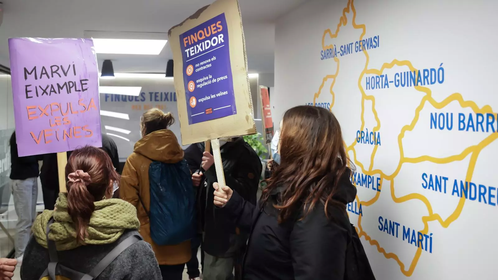 Veïns de la finca i membres del Sindicat de Llogaters, durant la protesta d'aquest dimecres a la tarda