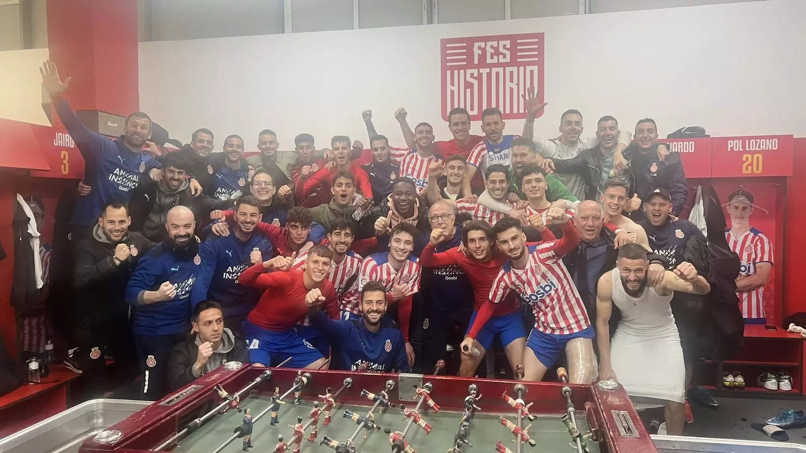 La plantilla del Girona celebrant la victòria de la setmana passada al vestidor