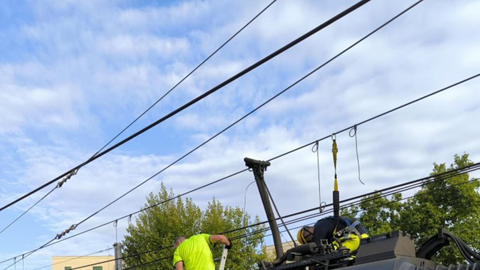 Operarios del SFM trabajando para resolver la avería en uno de los trenes