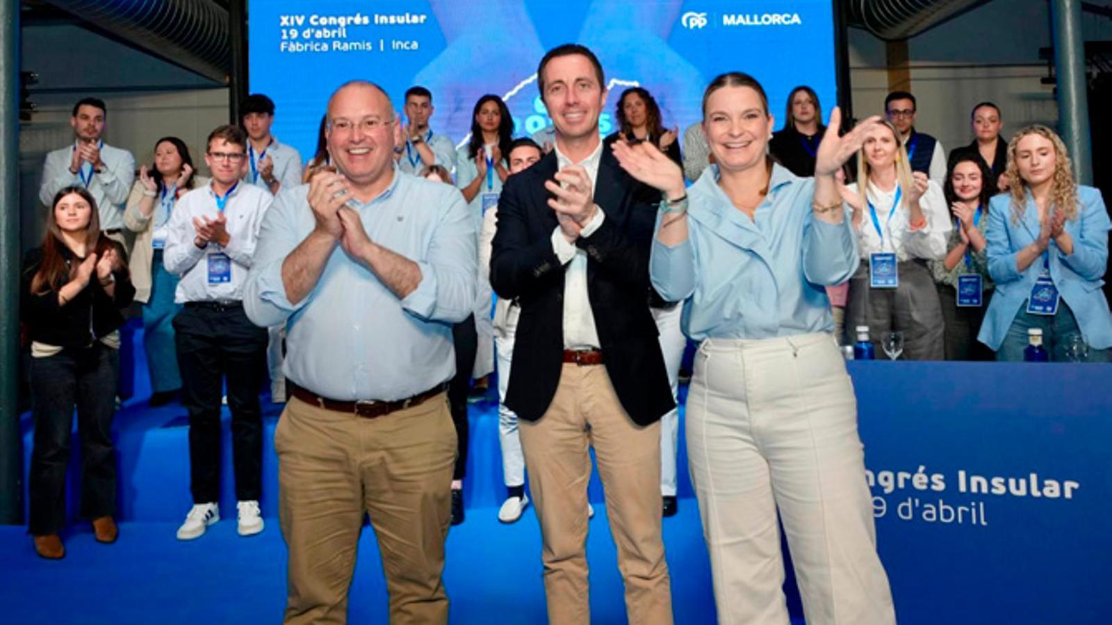 D'esquerra a dreta: Miguel Tellado, secretari general, Llorenç Galmés  i Marga Prohens