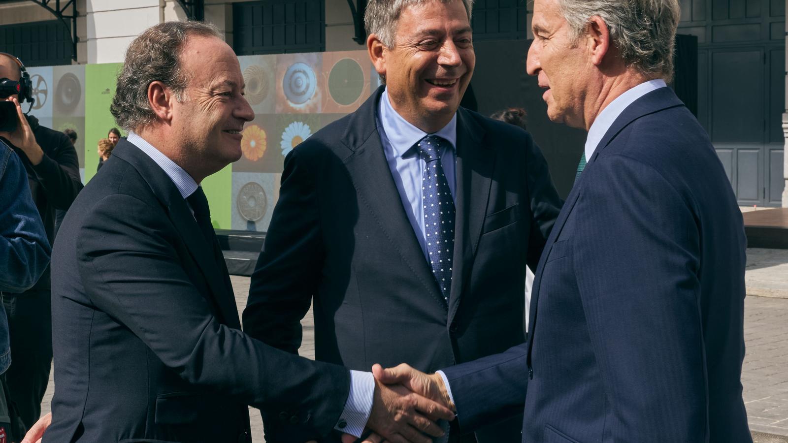 Feijóo conversa con el presidente del Instituto de la Empresa Familiar (IEF), Eloi Planes; y el hasta ahora director general de este lobby, José Luis Blanco, en Madrid